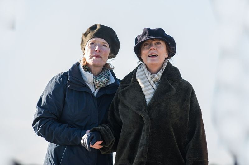 Orang tersayang yang melawat Lily (Susan Sarandon, kanan) pada hujung minggu terakhirnya masih hidup termasuk rakan lama Liz (Lindsay Duncan) dalam Blackbird.