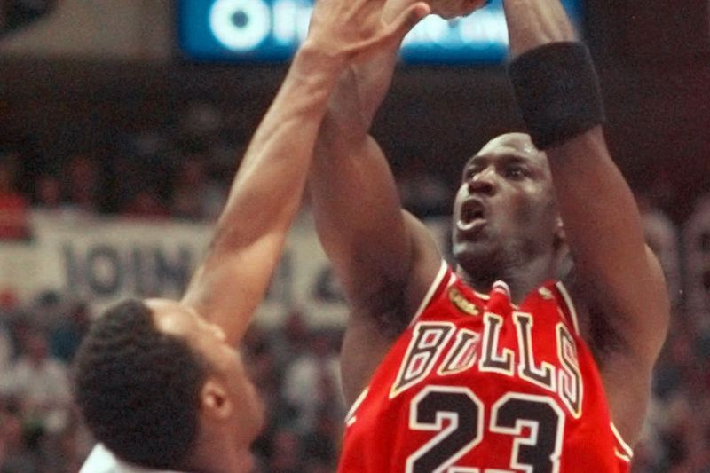 1998 m. NBA finalo šeštosiose rungtynėse Michaelas Jordanas įmušė Shandoną Andersoną iš Jutos Jazz.