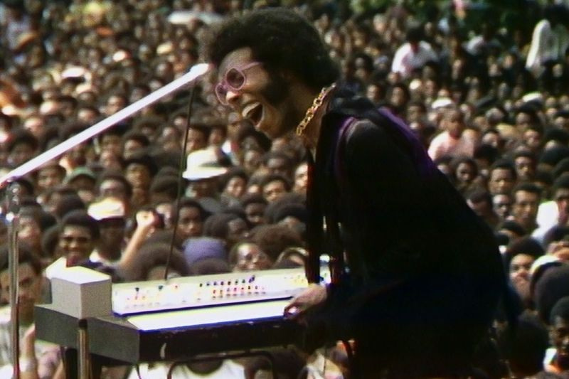 Sly Stone se presenta en el Festival Cultural de Harlem en 1969, presentado en el documental SUMMER OF SOUL. Foto cortesía de Searchlight Pictures.