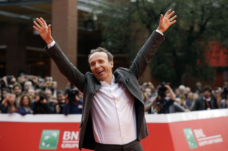 Na tym zdjęciu z 2016 r. aktor Roberto Benigni pozuje fotografom, gdy pojawia się na czerwonym dywanie na festiwalu filmowym w Rzymie.