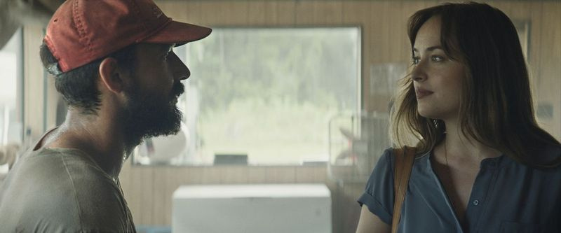 Tyler (Shia LaBeouf) dan Eleanor (Dakota Johnson) menjalinkan hubungan yang tidak mungkin dalam The Peanut Butter Falcon.