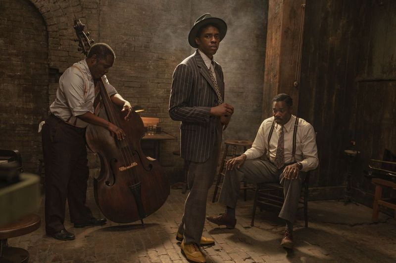 Michael Potts (van links), Chadwick Boseman en Colman Domingo spelen in Ma Rainey