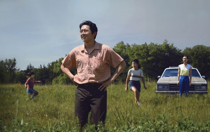 Steven Yeun (voorgrond) wordt getoond in een scène uit Minari. De film werd genomineerd voor beste speelfilm door de Independent Film Spirit Awards. Yeun werd ook genomineerd voor beste acteur en Lee Isaac Chung kreeg een nominatie voor beste regisseur.