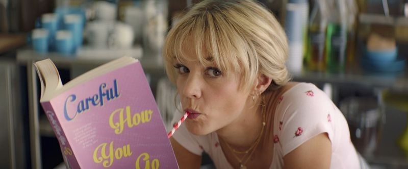 Deze afbeelding, vrijgegeven door Focus Features, toont Carey Mulligan in een scène uit de film Promising Young Woman. Mulligan werd genomineerd voor beste hoofdrolspeelster door de Independent Film Spirit Awards voor haar rol in de film.