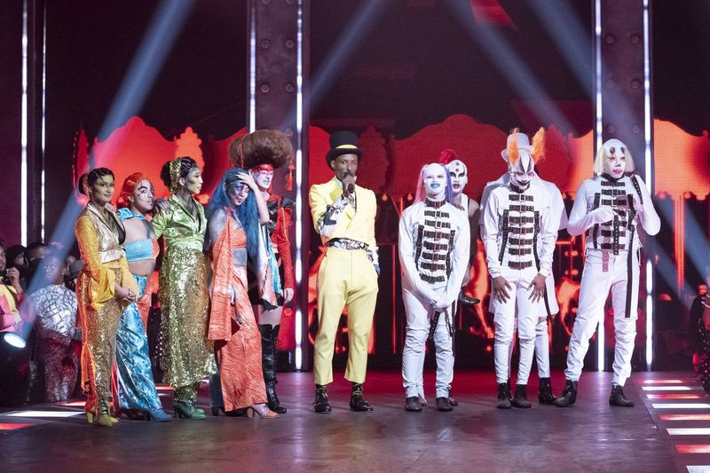 Emcee Dashaun Wesley (centru) este prezentat împreună cu concurenții din serialul Legendary.
