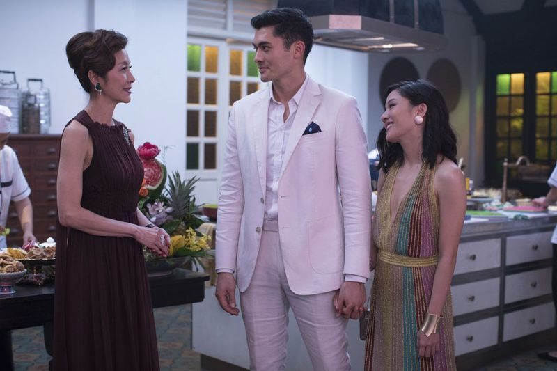 A rica Eleanor (Michelle Yeoh, à esquerda) não aprova quando seu filho Nick (Henry Golding) se apaixona por Rachel (Constance Wu) em Crazy Rich Asians. | Warner Bros.