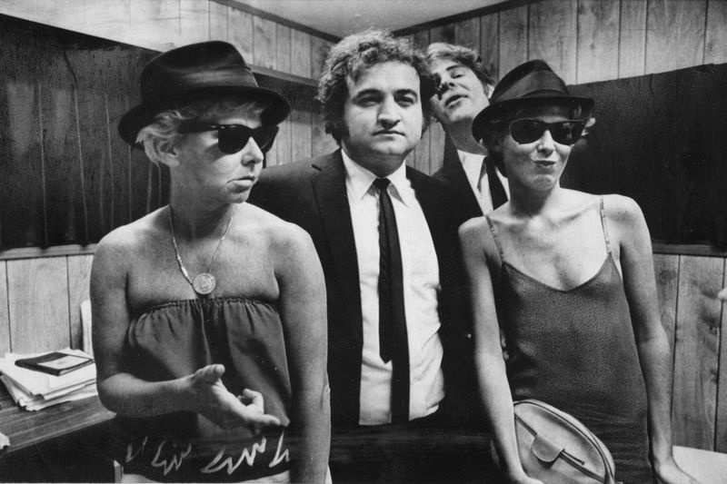 Merė Jane Byrne ir jos dukra Kathy buvo nufotografuotos kartu su aktoriais Johnu Belushi ir Danu Aykroydu 1979 m. ChicagoFest.
