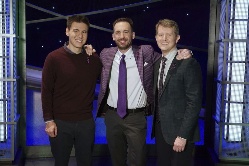 James Holzhauer (de gauche à droite), Brad Rutter et Ken Jennings apparaissent sur le tournage de Jeopardy ! à Los Angeles.