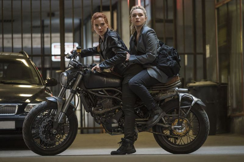 Sellel Marvel Studiosi välja antud pildil on stseenis filmist Black Widow kujutatud Scarlett Johanssoni vasakult ja Florence Pughi.