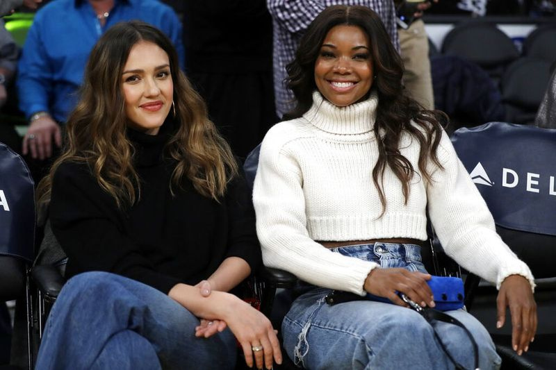 Jessica Alba, izquierda, y Gabrielle Union en un juego de baloncesto de la NBA entre Los Angeles Lakers y Miami Heat en Los Angeles