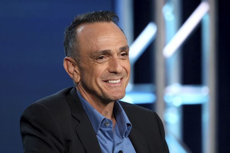 Hank Azaria hovorí počas zimného tlačového turné AMC Networks TCA 2020 v Pasadene v Kalifornii.