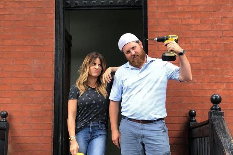 Donovan Eckhardt, ex-co-estrela de Alison Victoria no Windy City Rehab da HGTV, está processando o programa por difamação.