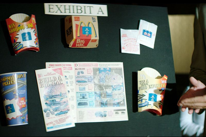 90. gadu McDonald’s Monopoly dēlis un dažādi pārtikas iepakojumi, kuros ir iekļauti spēļu gabali, ir redzami filmā McMillions.