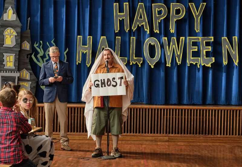 Adam Sandler spelar huvudrollen i den tomma Hubie Halloween.