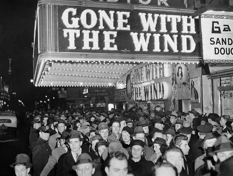 En folkemengde samles utenfor Astor Theatre på Broadway under premieren på Gone With the Wind i New York i 1939.