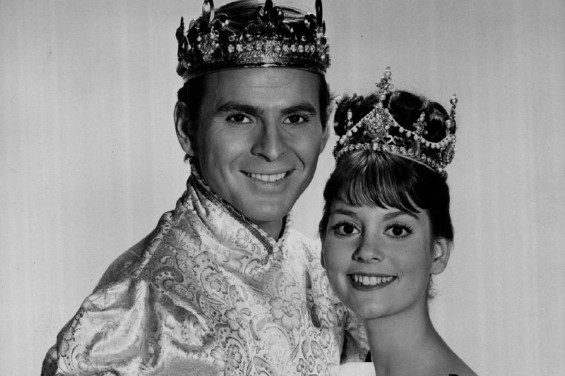 Stuart Damon i Leslie Ann Warren w telewizyjnej produkcji muzycznej Kopciuszek z 1965 roku.