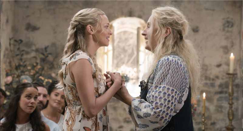 Donna (Meryl Streep, til højre) formår at synge en duet med datteren Sophie (Amanda Seyfried) i Mamma Mia! Så går det løs igen. | UNIVERSELLE BILLEDER