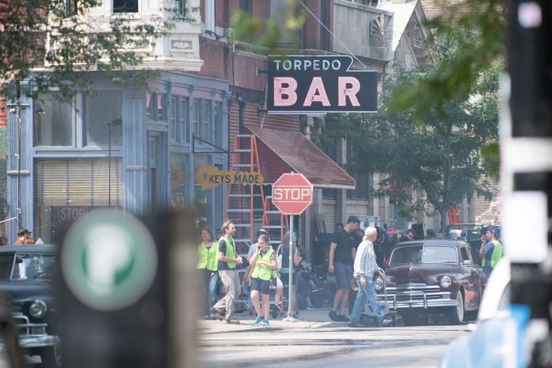 Místa v Plzni byla předělána tak, aby připomínala Chicago 50. let minulého století během natáčení Lovecrafta Country v roce 2018.