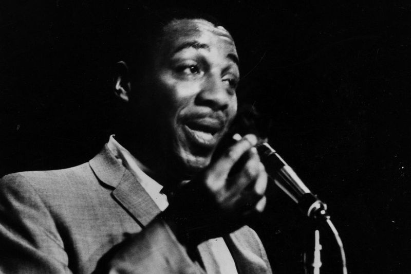 Pelawak Dick Gregory di mikrofon pada tahun 1962.