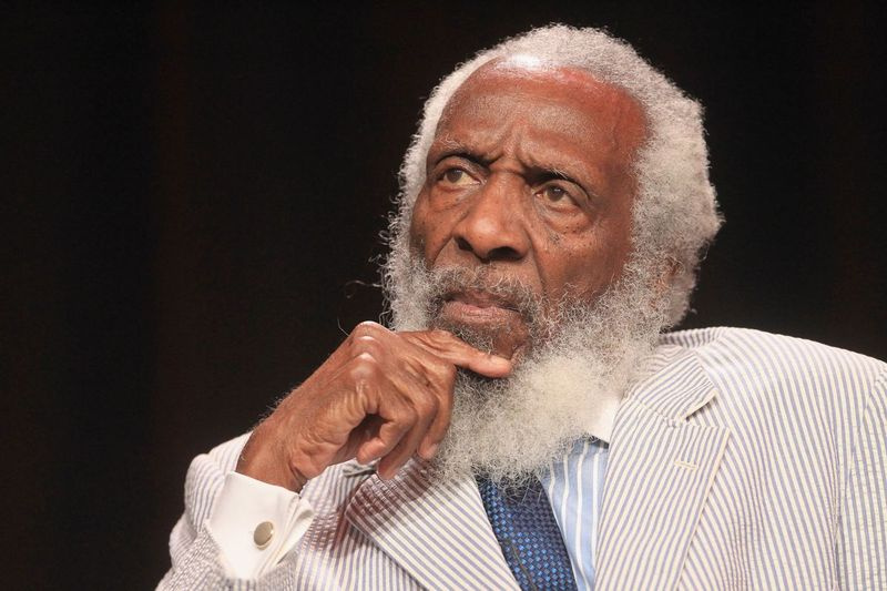 Pelawak dan aktivis sosial Dick Gregory bercakap di atas pentas di panel Independent Lens Soul Food Junkie semasa Hari 1 Jelajah TCA Musim Panas 2012 pada 2012 di Beverly Hills, California.