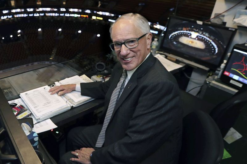 Penyiar hoki NBC, Mike Emrick bergambar sambil bersiap untuk memanggil Perlawanan Kedua Pertandingan Akhir Piala Stanley hoki NHL antara St. Louis Blues dan Boston Bruins di Boston pada 2019.