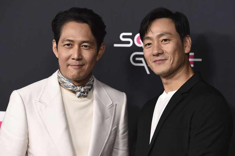 Die Darsteller Lee Jung-jae (links) und Park Hae Soo kommen am Montag, 8. November 2021, 2021 zu einem roten Teppich-Event für Squid Game im NeueHouse Hollywood in Los Angeles.