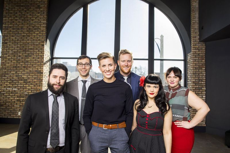 Die 42. Revue von The Second City e.t.c., Gaslight District, zeigt Sayjal Joshi (von links), Alan Linic, Emily Fightmaster, Andrew Knox, Jasbir Singh Vazquez und Katie Kershaw. | Todd Rosenberg Fotografie 2018