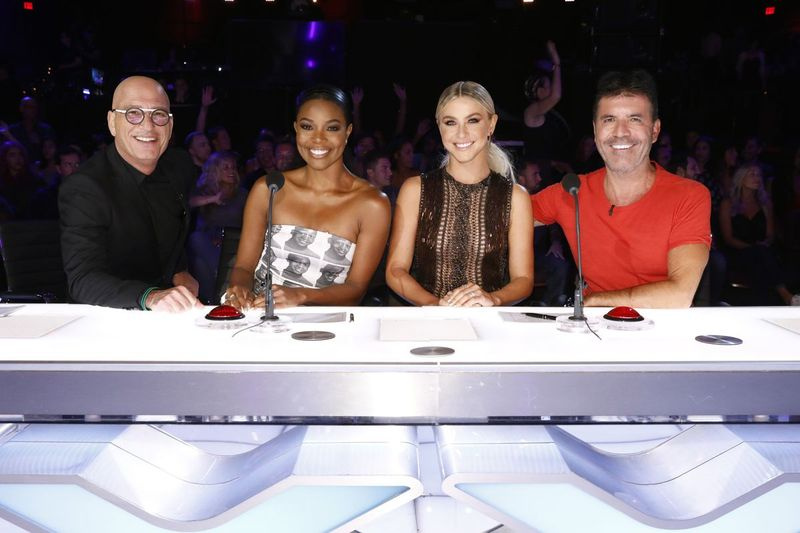 Howie Mandel (vasakult), Gabrielle Union, Julianne Hough ja Simon Cowell on pildistatud America’s Got Talenti võtteplatsil Los Angeleses. Union ja Hough järgmisel hooajal hittsarja juurde ei naase.