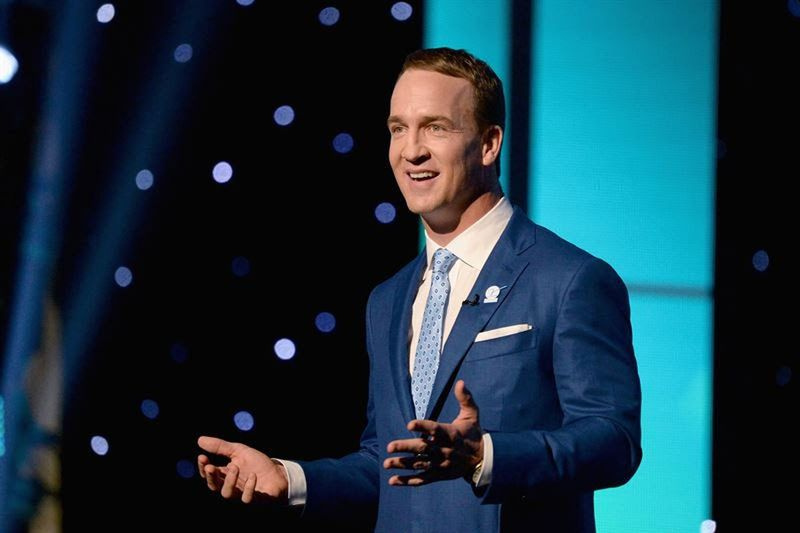 NFL-quarterbacken Peyton Manning kommer att vara värd för omstarten av College Bowl på NBC.