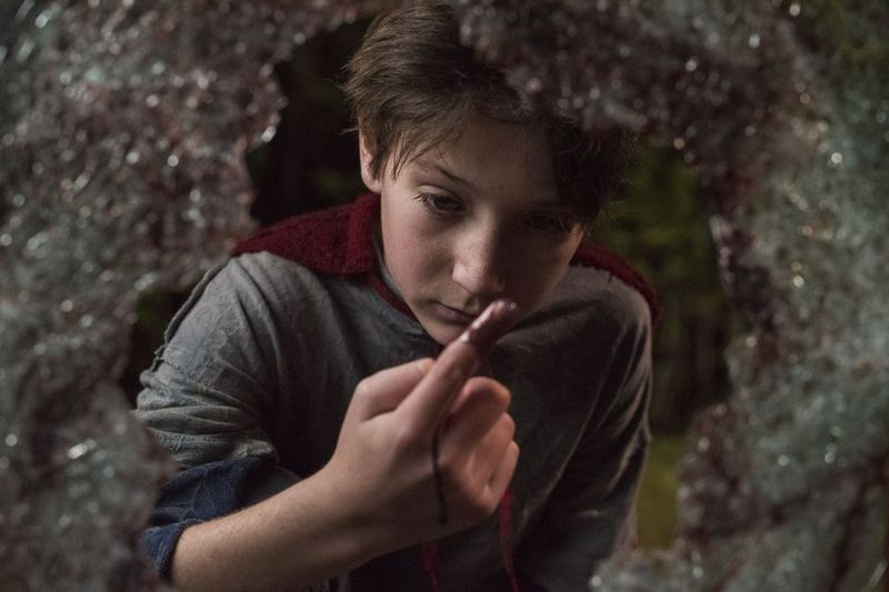 Jackson A. Dunn melakonkan watak anak asing yang diambil oleh pasangan Earth di Brightburn.