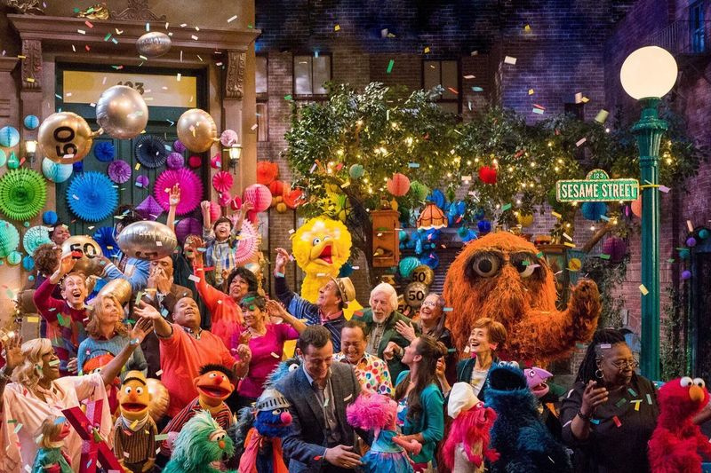 Šajā HBO publicētajā attēlā redzami Sezama ielas dalībnieki populārā bērnu TV šova 50. sezonas svinību laikā.
