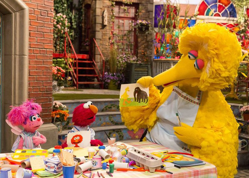 Ebija Kadabija (no kreisās), Elmo un Lielais putns ainā no Sezama ielas. Pirmā populārā bērnu šova sērija tika rādīta 1969. gada rudenī.