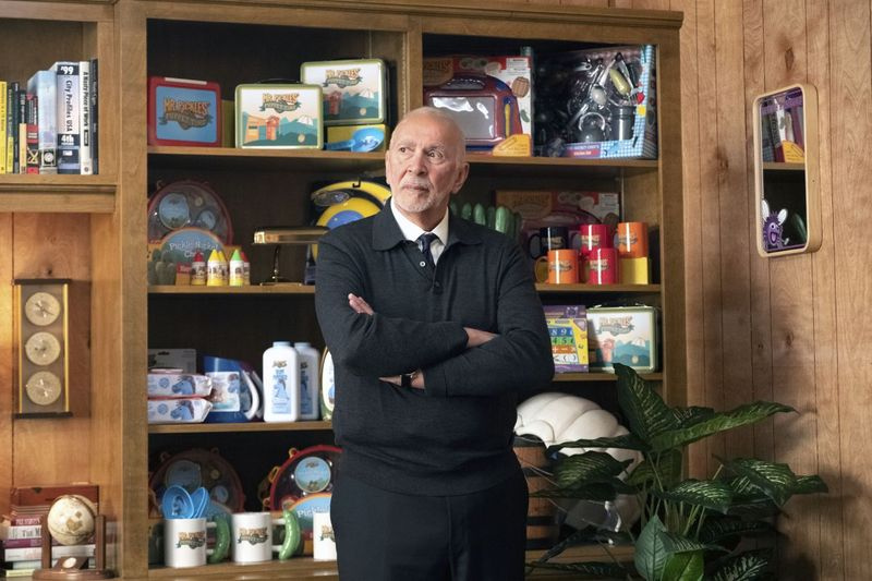 Bapa Jeff (Frank Langella) juga mengendalikan stesen TV tempat dia bekerja di Kidding. | MASA PERTUNJUKAN