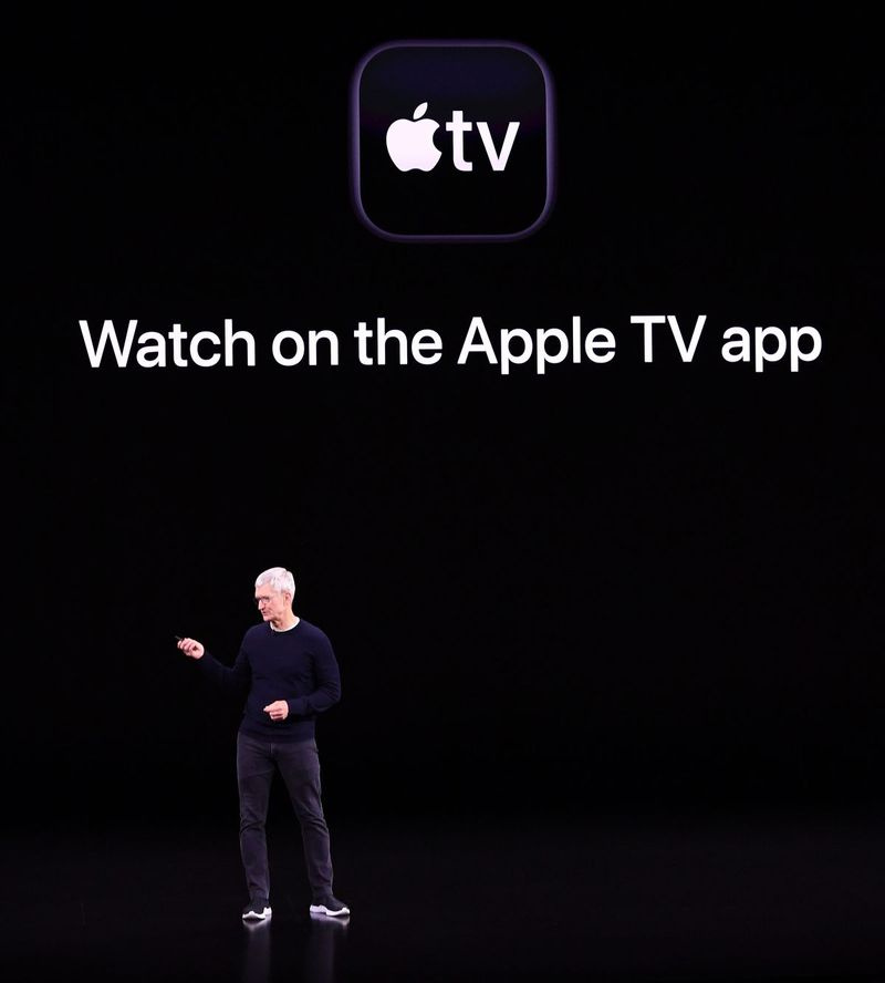 Dyrektor generalny Apple, Tim Cook, przemawia na scenie podczas wrześniowej premiery produktu w siedzibie Apple w Cupertino w Kalifornii. Powiedział, że usługa Apple TV+, w cenie 4,99 USD miesięcznie, będzie zawierać potężny i inspirujący zestaw oryginalnych programów.