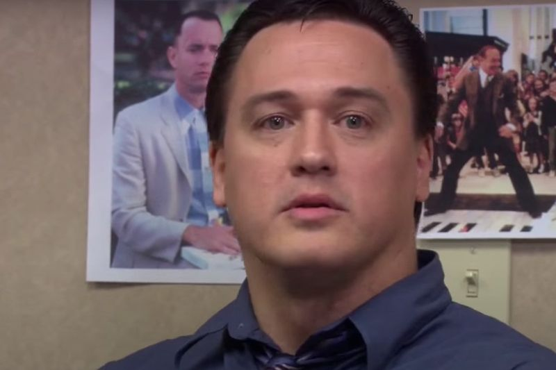 Marcusas Yorkas scenoje iš 2 sezono „The Office“ serijos, pavadintos „Sužalojimas“.