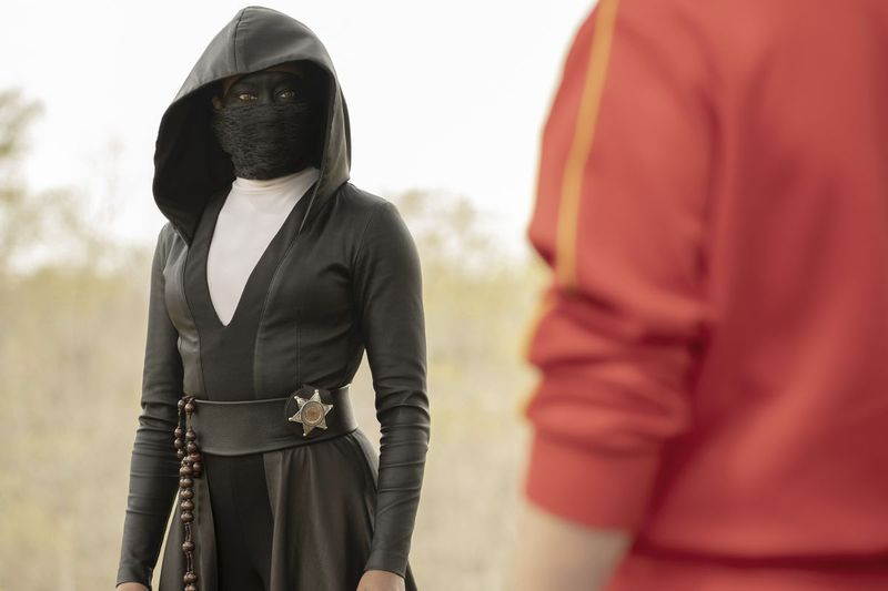 I det alternativa universum Watchmen är Angela Aba (Regina King) en polisdetektiv som bär ansiktsmålning på jobbet.