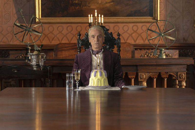 Intrigeringen av Adrian Veidt (Jeremy Irons) ses i flashback på Watchmen.