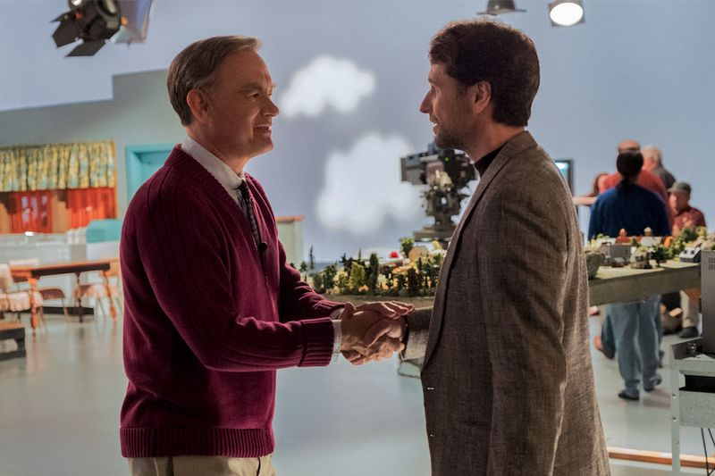 Fredas Rodžersas (Tomas Hanksas, kairėje) susitinka su žurnalistu Lloydu Vogelu (Matthew Rhys) filme „Graži diena kaimynystėje“.