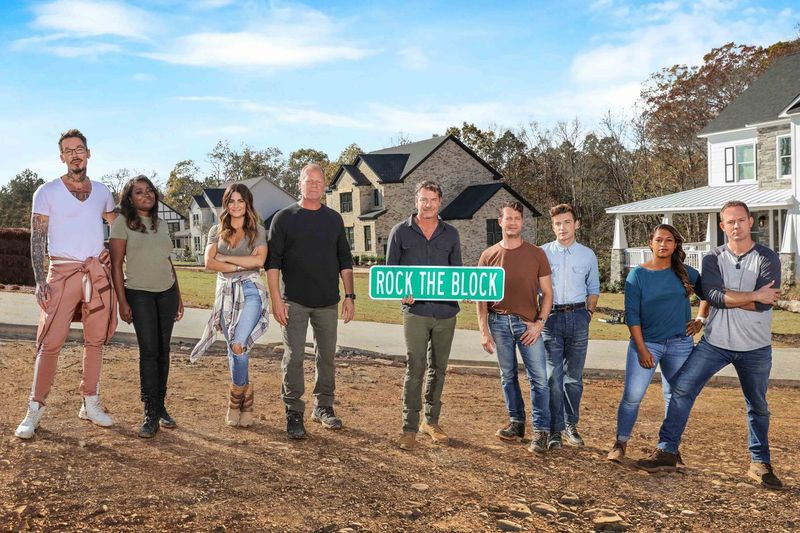HGTV „Rock the Block“ dizaineriai yra: Davidas Bromstadas, Tiffany Brooks, Alison Victoria, Brianas Kleinschmidtas, Jeremiahas Brentas, Mika Kleinschmidt, Mike