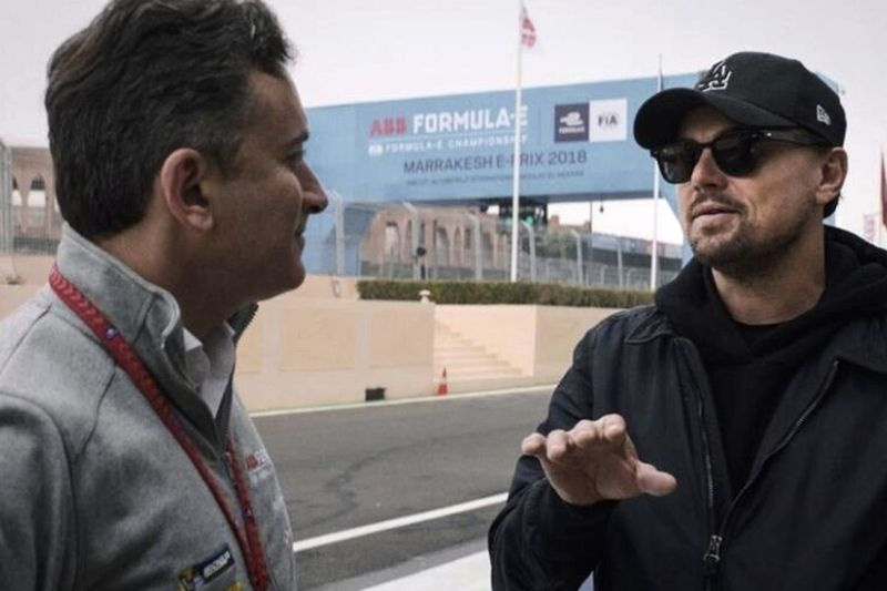 Šajā izdales materiālā, ko nodrošina Formula E Operations Limited, Alehandro Agags pa kreisi un Leonardo Di Kaprio parādās ainā no filmas And We Go Green. (Malkolms Venvils, Formula E Operations Limited, izmantojot AP) ORG XMIT: CAPM103