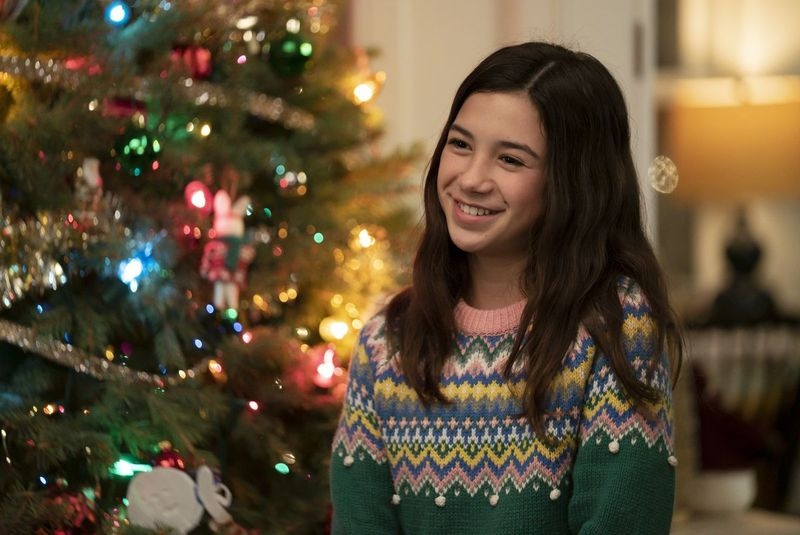 Esta imagem divulgada pelo Disney Channel mostra Scarlett Estevez em uma cena de Christmas Again, um filme de férias com estreia em 3 de dezembro no Disney Channel.