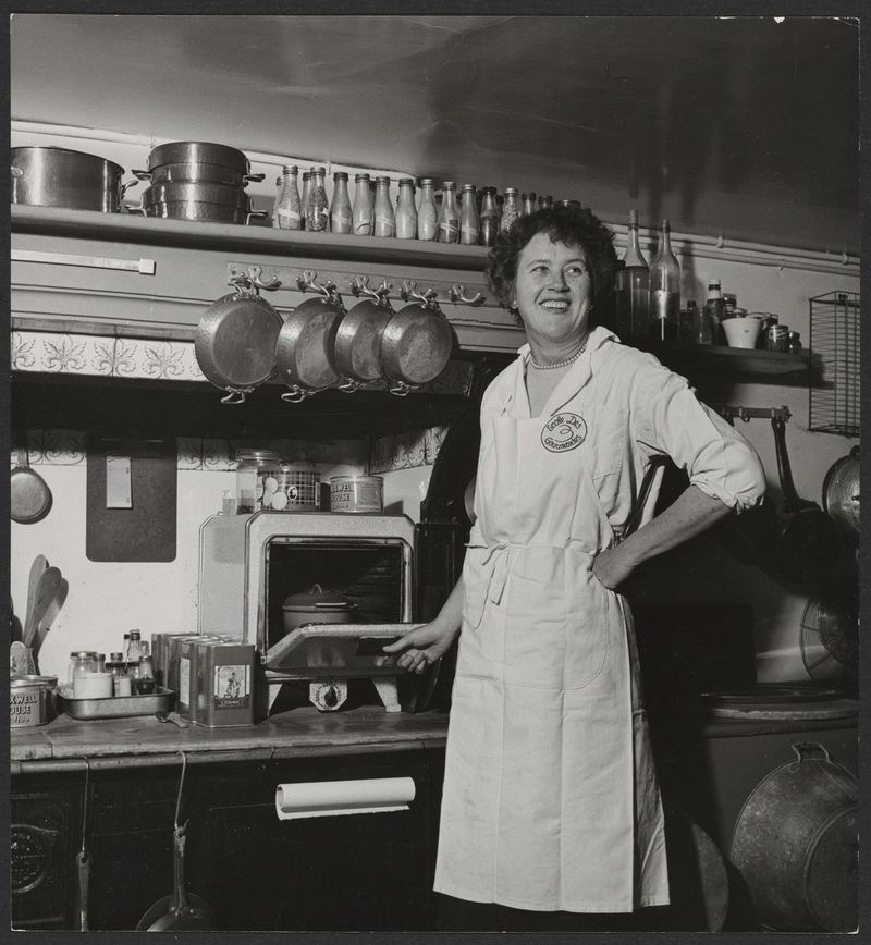 Sellel Sony Pictures Classicsi välja antud pildil on kokk Julia Child tema Pariisi kokakoolis Ecole Des Trois Gourmandes. Laps on dokumentaalfilmi Julia teema.