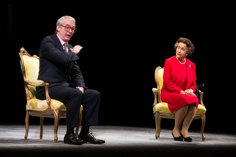 Helen Mirren y Paul Ritter actúan en el escenario durante un ensayo para el público en el Teatro Gielgud en 2013, en Londres, Inglaterra.