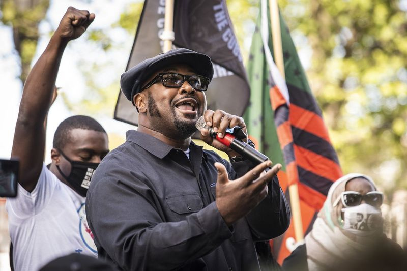 Fred Hampton Jr. talar under en demonstration i Civic Center Park i centrala Kenosha, sex dagar efter att Jacob Blake sköts i ryggen av en polis i staden Wisconsin, lördagen den 29 augusti 2020.
