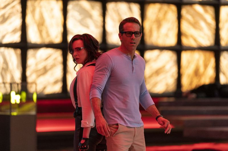 Questa immagine rilasciata da 20th Century Studios mostra Jodie Comer, a sinistra, e Ryan Reynolds in una scena di Free Guy. (Alan Markfield/20th Century Studios via AP) ORG XMIT: NYET406
