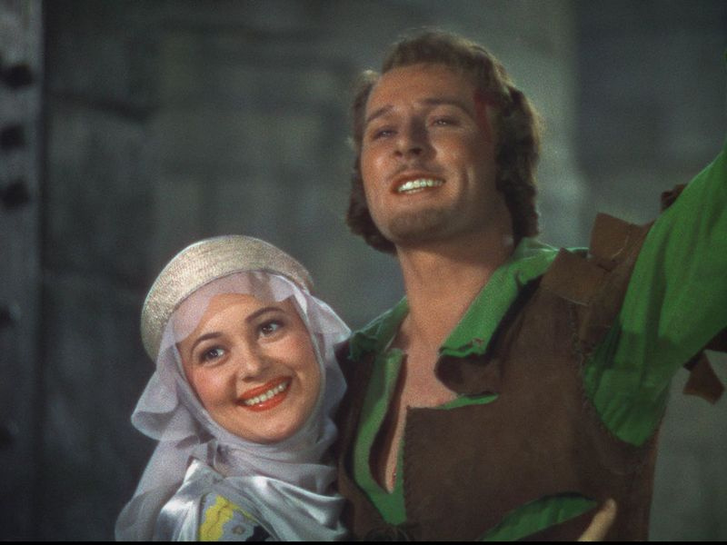 Η Olivia de Havilland και ο Errol Flynn πρωταγωνιστούν στην ταινία του 1938 The Adventures of Robin Hood.