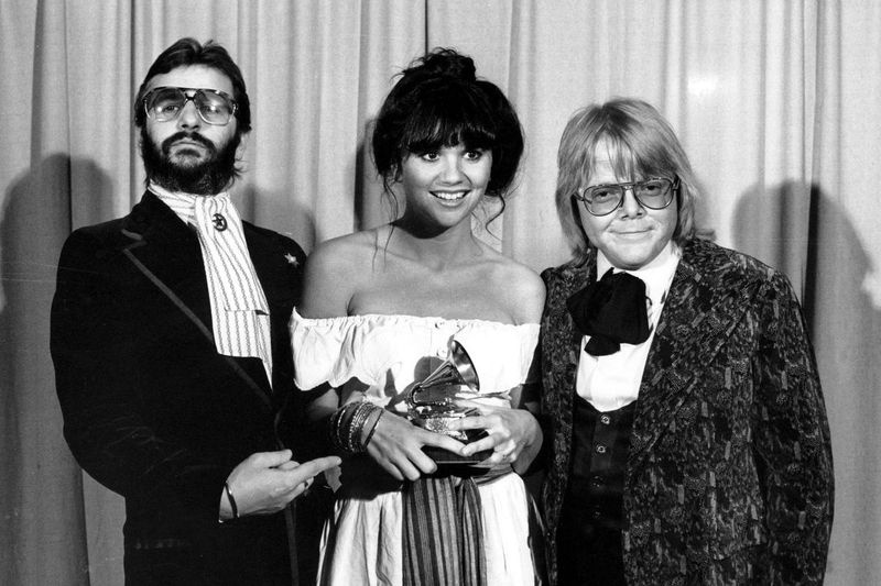Cântăreața Linda Ronstadt este alături de Ringo Starr și Paul Williams după ce a fost desemnată cea mai bună cântăreață pop pentru Hasten Down the Wind la cea de-a 19-a ediție anuală a premiilor Grammy din Los Angeles în 1977.