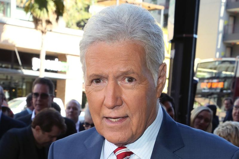 Alex Trebek deltager i en ceremoni for Harry Friedman, der tidligere på måneden blev hædret med en stjerne på Hollywood Walk of Fame i Hollywood, Californien.