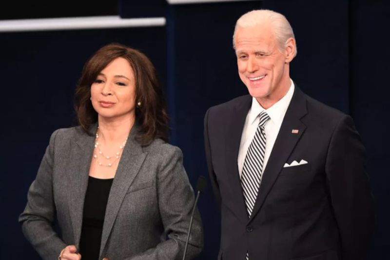 Jim Carrey spelar Joe Biden tillsammans med Maya Rudolph som Kamala Harris i den 46:e säsongsöppningen av Saturday Night Live den 3 oktober 2020. NBC