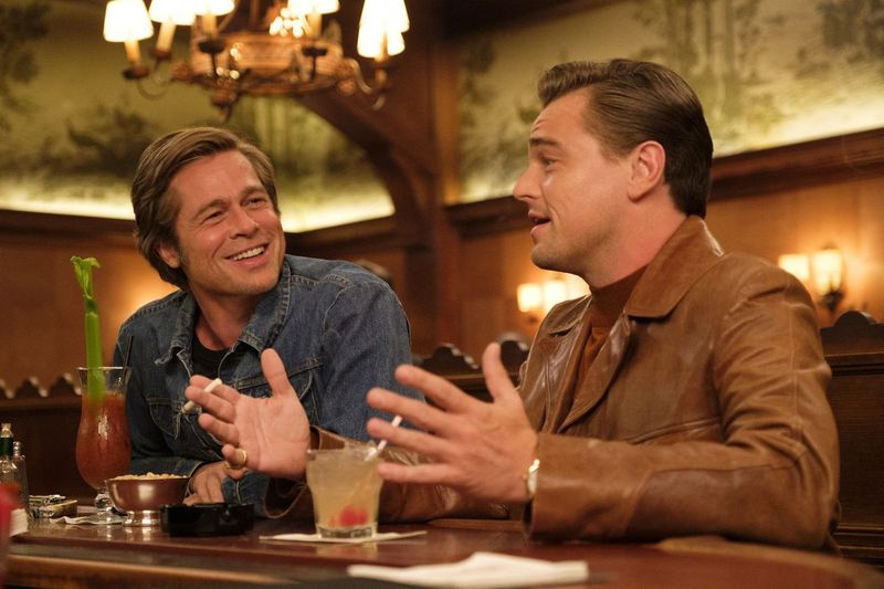 Zanikający aktor telewizyjny (Leonardo DiCaprio, po prawej) jest najlepszym przyjacielem swojego byłego dublera (Brad Pitt) w Pewnego razu w Hollywood.